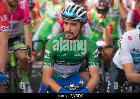 Start an der Tour 2018 von Großbritannien mit Julian Alaphilippe von Team Quick Step Böden (grün), der etwaige Sieger. Credit: Malcolm Park/Alamy Stockfoto