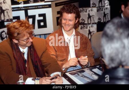 Pal Waaktaar Savoy und Magne Furuholmen' von 'a-ha', norwegische Popgruppe, bei der Pressekonferenz zur Tour: Hier sind wir in Hamburg, Deutschland 1991. Pal Waaktaar Savoy und Magne Furuholmen der norwegischen Popband A-ha" auf der Pressekonferenz zu Ihrem "Hier Sind Wir"-Tour in Hamburg, Deutschland 1991. | Verwendung weltweit Stockfoto