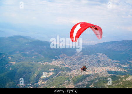 Fethiye, Marmaris/Türkei - 19. August 2018: Tandem Paraglider auf Fethiye Stockfoto