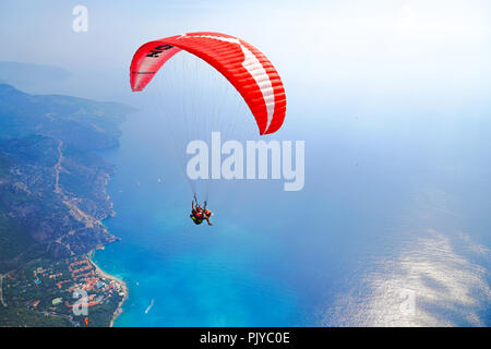 Fethiye, Marmaris/Türkei - 19. August 2018: Tandem Paraglider am Mittelmeer. Stockfoto