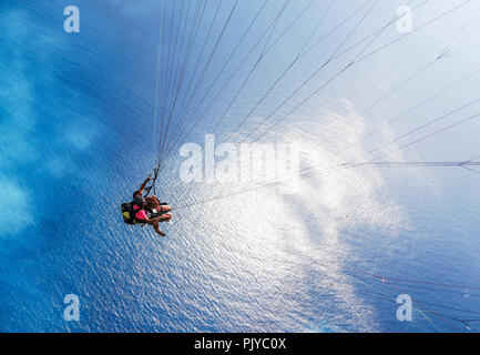 Fethiye, Marmaris/Türkei - 19. August 2018: Tandem Paraglider am Mittelmeer Stockfoto