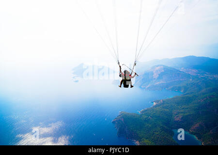 Fethiye, Marmaris/Türkei - 19. August 2018: Tandem Paraglider am Mittelmeer Stockfoto