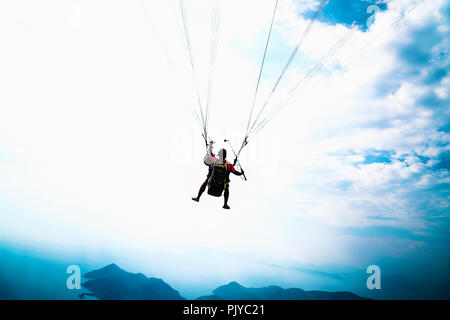 Fethiye, Marmaris/Türkei - 19. August 2018: Tandem Paraglider am Mittelmeer Stockfoto