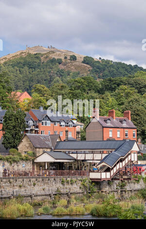 Blick über den Fluss Dee in Richtung Llangollen Railway Station, Llangollen, Wales, Großbritannien Stockfoto