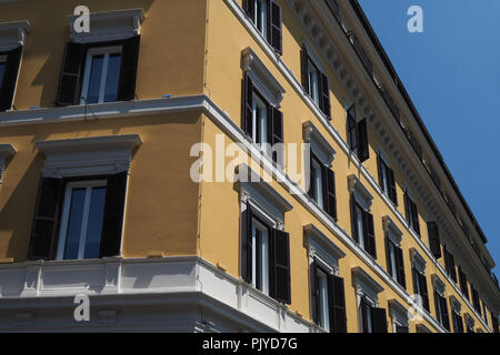 Gelbes Gebäude Fassade mit Windows, Rom Stockfoto