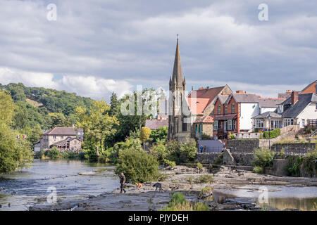 Die malerischen walisischen Stadt Llangollen und den Fluss Dee, Denbighshire, Wales, Großbritannien Stockfoto