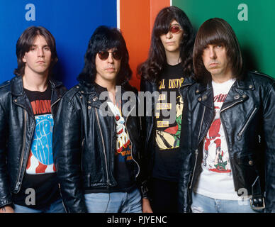 Ramones (V.l. C. J. Ramone, Marky Ramone, Joey Ramone, Johnny Ramone) im Dezember 1993 in MÃ nchen/München. | Verwendung weltweit Stockfoto