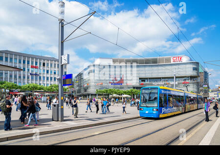 Verkehr und Alltag auf dem Königsplatz Square. Kassel, Deutschland Stockfoto