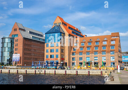 Blick auf Bürogebäude (Speicher) im Hafen der Stadt und der Warnow. Rostock. Deutschland Stockfoto