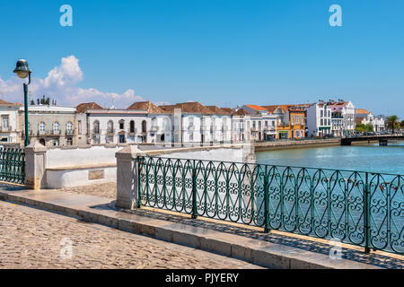 Blick auf die historische Stadt Tavira aus der römischen Brücke über den Fluss Gilao. Algarve, Portugal Stockfoto