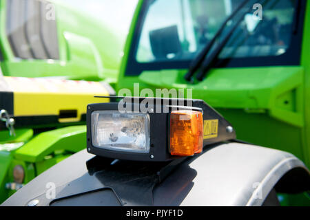 Traktor Sauen Mais im Frühjahr Stockfoto