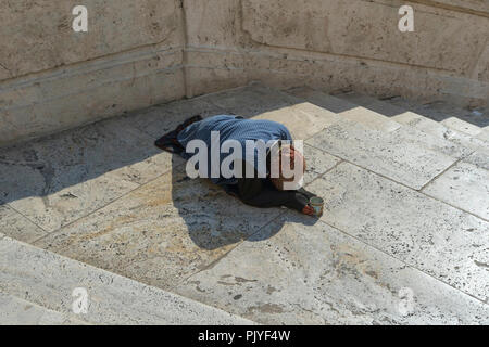 Weibliche Bettler mit einer Schale auf der Spanischen Treppe in Rom, Italien, Europa. Stockfoto