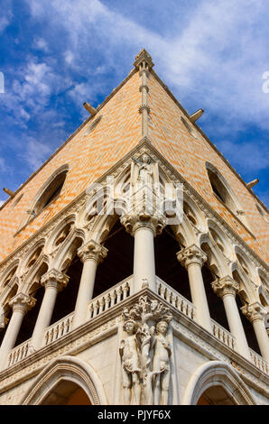 Der Dogenpalast in Venedig: Ecke der Fassade mit kantigen Skulpturen. Es ist ein Palast im venezianischen Stil im gotischen Stil erbaut, Italien (Veneto). Stockfoto