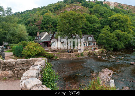 Die das Fingle Bridge Inn at Drewsteignton in der Nähe von Schloss Blenden Drogo steht neben dem Fluss Teign, Devon, England, Großbritannien Stockfoto