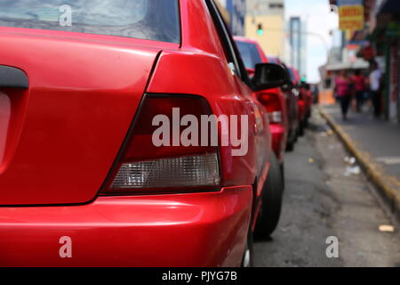 Rote Taxis in der Warteschlange im Verkehr, San Jose, Costa Rica Stockfoto