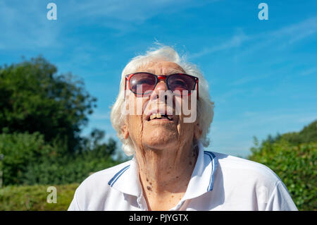 Frau mit altersbedingten Makuladegeneration in ihren Augen. Stockfoto