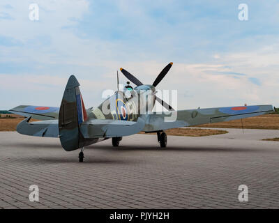 Supermarine Spitfire Mk XVI - Sonnenuntergang am Flugplatz Stockfoto