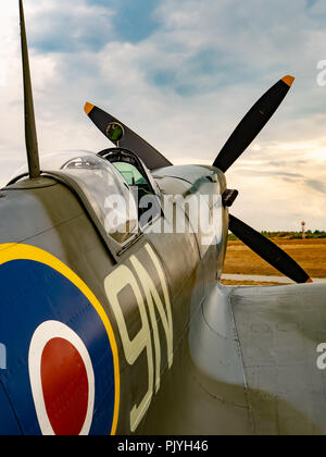 Supermarine Spitfire Mk XVI - Sonnenuntergang am Flugplatz Stockfoto
