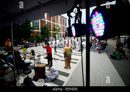 Philadelphia, USA. 08 Sep, 2018. Percussion Gruppe Musik über die Materie führt vor der Kabinendachverkleidung kosmischen und experimentellen Jazz Ensemble Sun Ra Arkestra, in Philadelphia, PA, am 8. September 2018. Stockfoto