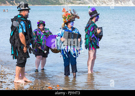 Swanage, Dorset, Großbritannien. 9. September 2018. Menschenmassen strömen zu den zweiten Tag der Swanage Folk Festival der Tanzgruppen und Musik entlang der Küste zu sehen. Herrlich warme sonnige Wetter lockte einige Tänzer im Meer, am Ende einer wunderschönen Wochenende zu tanzen. Credit: Carolyn Jenkins/Alamy leben Nachrichten Stockfoto