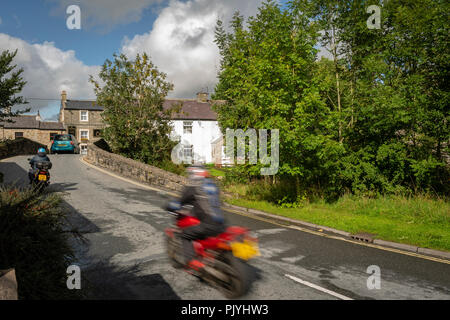 Yorkshire, UK. 9. September 2018: Drama in der Sturmwolken über Ribblehead Viadukt als Bahnübergang die Dales, Schafe halten den Verkehr entlang der B Straßen rund um die Dales. Clifford Norton Alamy Leben Nachrichten. Stockfoto
