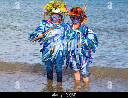 Swanage, Dorset, Großbritannien. 9. September 2018. Menschenmassen strömen zu den zweiten Tag der Swanage Folk Festival der Tanzgruppen und Musik entlang der Küste zu sehen. Herrlich warme sonnige Wetter lockte einige Tänzer im Meer, am Ende einer wunderschönen Wochenende zu tanzen. Morris Dancers - Mitglieder des Exmoor Grenze Morris. Credit: Carolyn Jenkins/Alamy leben Nachrichten Stockfoto