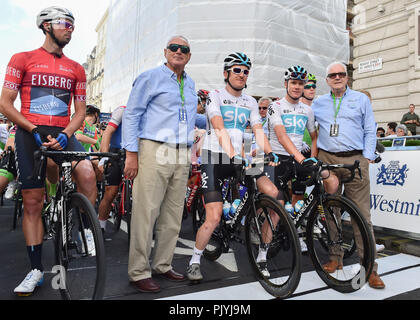 London, Großbritannien. 09 Sep, 2018. Gearing Thomas und Christopher Froome von Team Sky (Mitte) mit dem Race Beamte am Anfang während OVO Energy Tour 2018 von Großbritannien - Etappe 8: Die Londoner Bühne am Sonntag, September 09, 2018, LONDON, England: Credit: Taka Wu/Alamy leben Nachrichten Stockfoto