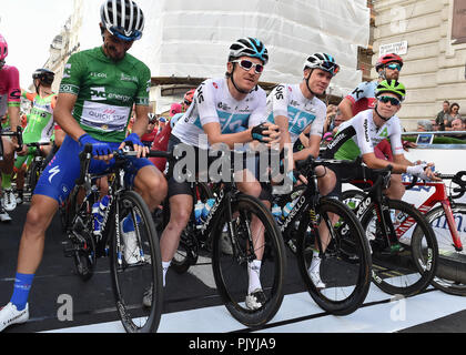 London, Großbritannien. 09 Sep, 2018. Gearing Thomas und Christopher Froome von Team Sky (Mitte) mit dem Race Beamte am Anfang während OVO Energy Tour 2018 von Großbritannien - Etappe 8: Die Londoner Bühne am Sonntag, September 09, 2018, LONDON, England: Credit: Taka Wu/Alamy leben Nachrichten Stockfoto