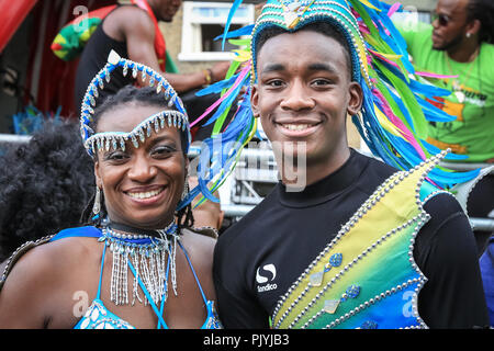 Hackney, London, 9. Sep 2018. Ein paar genießen Sie den Karneval. Die jährlichen Hackney Karneval sieht über 1.000 Künstler, Tänzer und Musiker in die Feierlichkeiten im Norden Londons Vorort teilnehmen. Der Karneval, ursprünglich mit afro-karibischen Wurzeln, mit vielen lokalen Gemeinschaften aber auch Nachtschwärmer anzieht und Performer aus einer Vielzahl anderer kultureller Herkunft. Credit: Imageplotter Nachrichten und Sport/Alamy leben Nachrichten Stockfoto