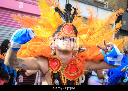 Hackney, London, 9. Sep 2018. Ein Interpret auf der Route. Die jährlichen Hackney Karneval sieht über 1.000 Künstler, Tänzer und Musiker in die Feierlichkeiten im Norden Londons Vorort teilnehmen. Der Karneval, ursprünglich mit afro-karibischen Wurzeln, mit vielen lokalen Gemeinschaften aber auch Nachtschwärmer anzieht und Performer aus einer Vielzahl anderer kultureller Herkunft. Credit: Imageplotter Nachrichten und Sport/Alamy leben Nachrichten Stockfoto