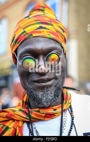 Hackney, London, 9. Sep 2018. Ein Nachtschwärmer mit 'wilden Augen'. Die jährlichen Hackney Karneval sieht über 1.000 Künstler, Tänzer und Musiker in die Feierlichkeiten im Norden Londons Vorort teilnehmen. Der Karneval, ursprünglich mit afro-karibischen Wurzeln, mit vielen lokalen Gemeinschaften aber auch Nachtschwärmer anzieht und Performer aus einer Vielzahl anderer kultureller Herkunft. Credit: Imageplotter Nachrichten und Sport/Alamy leben Nachrichten Stockfoto