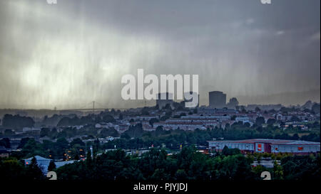 Glasgow, Schottland, Großbritannien, 9. September, 2018. UK Wetter: Regen bei Sonnenschein vermischt und der Tag endet mit sintflutartigen Regenfällen über Western Glasgow mit der Erskine Bridge und Türme von Clydebank durch die Sintflut silhouetted sieht keine Entlastung vom Wetter. Gerard Fähre / alamy Nachrichten Stockfoto