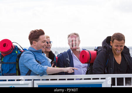 Poole, Großbritannien. 09 Sep, 2018. Prominente Bobby Davro, Stephen Bailey, Joe Swash und Michelle Collins der Dornstrauch Fähre Kette Fähre aus Sandbänken über von Studland, Rucksäcke für 'Ready es Camping' an Burnbake für eine neue TV-Serie. Credit: Carolyn Jenkins/Alamy leben Nachrichten Stockfoto