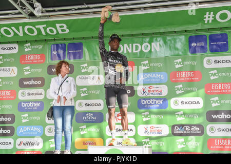 London, Großbritannien. 09 Sep, 2018. Nicholas Dlamini von Team Dimension Data ist der Skoda König der Berge Klassifizierung Gewinner Gewinner Präsentation während OVO Energy Tour 2018 von Großbritannien - Etappe 8: Die Londoner Bühne am Sonntag, September 09, 2018, LONDON, ENGLAND. Credit: Taka Wu/Alamy Live Stockfoto