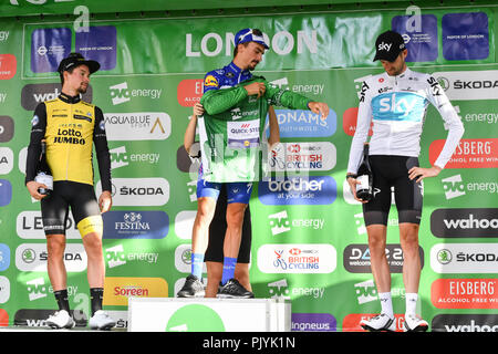 London, Großbritannien. 09 Sep, 2018. Julian Alaphilippe (Quick-Step Etagen) wurde die 2018 OVO Energy Tour von Großbritannien in London am Sonntag gekrönt als Team Sky Wout Poels das 2. und das Team Lotto NL - Jumbo Primoz Roglic Platz 3 auf der letzten Etappe gewann bei der Gewinner Präsentation während OVO Energy Tour 2018 von Großbritannien - Etappe 8: Die Londoner Bühne am Sonntag, September 09, 2018, LONDON, England: Credit: Taka Wu/Alamy leben Nachrichten Stockfoto