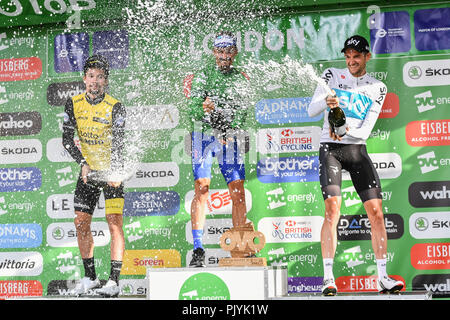 London, Großbritannien. 09 Sep, 2018. Julian Alaphilippe (Quick-Step Etagen) wurde die 2018 OVO Energy Tour von England gekrönt als Team Sky Wout Poels das 2. und das Team Lotto NL - Jumbo Primoz Roglic Platz 3 auf der letzten Etappe gewann Feiern nach dem letzten Rennen in OVO Energy Tour 2018 von Großbritannien - Etappe 8: Die Londoner Bühne am Sonntag, September 09, 2018, LONDON, England: Credit: Taka Wu/Alamy leben Nachrichten Stockfoto