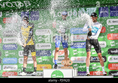 London, Großbritannien. 09 Sep, 2018. Julian Alaphilippe (Quick-Step Etagen) wurde die 2018 OVO Energy Tour von England gekrönt als Team Sky Wout Poels das 2. und das Team Lotto NL - Jumbo Primoz Roglic Platz 3 auf der letzten Etappe gewann Feiern nach dem letzten Rennen in OVO Energy Tour 2018 von Großbritannien - Etappe 8: Die Londoner Bühne am Sonntag, September 09, 2018, LONDON, England: Credit: Taka Wu/Alamy leben Nachrichten Stockfoto