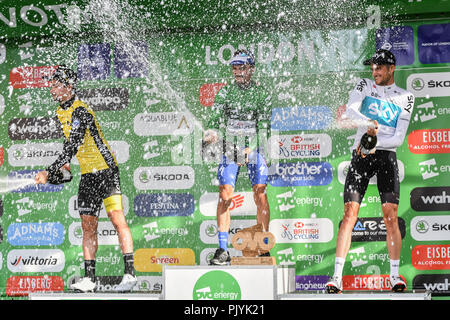 London, Großbritannien. 09 Sep, 2018. Julian Alaphilippe (Quick-Step Etagen) wurde die 2018 OVO Energy Tour von England gekrönt als Team Sky Wout Poels das 2. und das Team Lotto NL - Jumbo Primoz Roglic Platz 3 auf der letzten Etappe gewann Feiern nach dem letzten Rennen in OVO Energy Tour 2018 von Großbritannien - Etappe 8: Die Londoner Bühne am Sonntag, September 09, 2018, LONDON, England: Credit: Taka Wu/Alamy leben Nachrichten Stockfoto