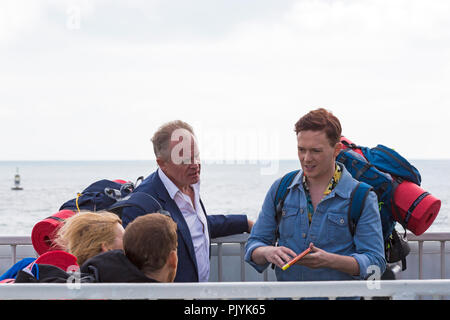 Poole, Großbritannien. 09 Sep, 2018. Berühmtheiten Bobby Davro, Stephen Bailey, Joe Swash und Michelle Collins der Dornstrauch Fähre aus Sandbänken über von Studland, Rucksäcke für 'Ready es Camping' an Burnbake für eine neue TV-Serie. Credit: Carolyn Jenkins/Alamy leben Nachrichten Stockfoto