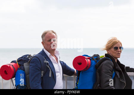 Poole, Großbritannien. 09 Sep, 2018. Prominente Bobby Davro und Michelle Collins der Dornstrauch Fähre Kette Fähre aus Sandbänken über von Studland, Rucksäcke für 'Ready es Camping' an Burnbake für eine neue TV-Serie. Credit: Carolyn Jenkins/Alamy leben Nachrichten Stockfoto