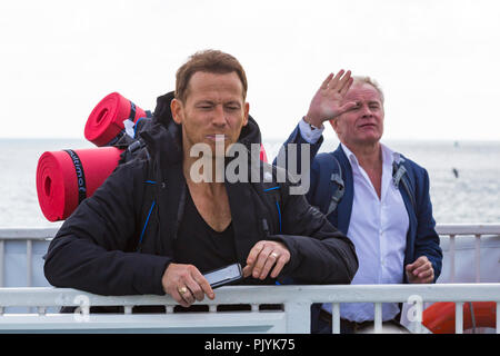 Poole, Großbritannien. 09 Sep, 2018. Prominente Bobby Davro und Joe Swash der Dornstrauch Fähre Kette Fähre aus Sandbänken über von Studland, Rucksäcke für 'Ready es Camping' an Burnbake für eine neue TV-Serie. Credit: Carolyn Jenkins/Alamy leben Nachrichten Stockfoto