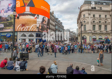 London, Großbritannien. 9. September, 2018. Die OVO Energy Tour von Großbritannien London Phase 8 schließt mit einem 14 Streckenvorgabe in London auf geschlossenen Straßen vor großen Massen und über 77 km mit einer Geschwindigkeit von bis zu 80 km/h, mit Start und Ziel an der Regent Street St James's in der Nähe von Piccadilly Circus entfernt. Credit: Malcolm Park/Alamy Leben Nachrichten. Stockfoto