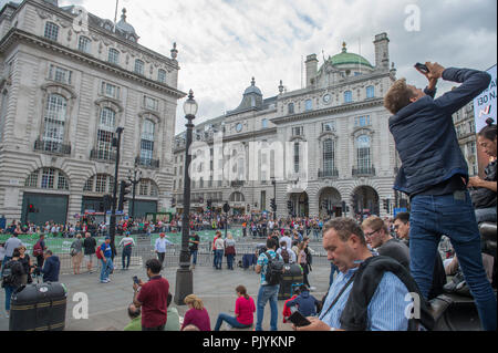 London, Großbritannien. 9. September, 2018. Die OVO Energy Tour von Großbritannien London Phase 8 schließt mit einem 14 Streckenvorgabe in London auf geschlossenen Straßen vor großen Massen und über 77 km mit einer Geschwindigkeit von bis zu 80 km/h, mit Start und Ziel an der Regent Street St James's in der Nähe von Piccadilly Circus entfernt. Credit: Malcolm Park/Alamy Leben Nachrichten. Stockfoto