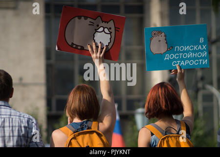 Moskau, Russland. 9. September 2018. Junge Frauen sind eine Reihe von Zeichen: "Auf der Suche nach würdigen Ruhestand" während einer Demonstration gegen die Regierung in Moskau, wo Russische oppositionelle Aktivisten versammelten Groll über die bevorstehende Pension rentenreformkommission zum Ausdruck zu bringen. Credit: Roman Chukanov/Alamy leben Nachrichten Stockfoto