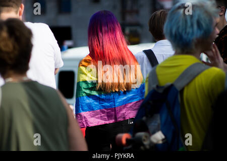 Moskau, Russland. 9. September 2018. Eine junge Frau mit gefärbten Haaren zeigt ihre Unterstützung für die LGBT-Bewegung durch das Tragen eine regenbogenfarbene Fahne während einer Demonstration gegen die Regierung in Moskau, wo Russische oppositionelle Aktivisten versammelten Groll über eine bevorstehende Pension rentenreformkommission zum Ausdruck zu bringen. Credit: Roman Chukanov/Alamy leben Nachrichten Stockfoto