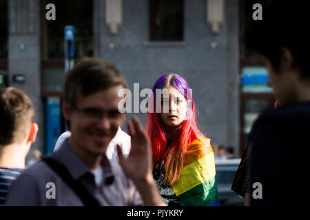 Moskau, Russland. 9. September 2018. Eine junge Frau mit gefärbten Haaren zeigt ihre Unterstützung für die LGBT-Bewegung durch das Tragen eine regenbogenfarbene Fahne während einer Demonstration gegen die Regierung in Moskau, wo Russische oppositionelle Aktivisten versammelten Groll über eine bevorstehende Pension rentenreformkommission zum Ausdruck zu bringen. Credit: Roman Chukanov/Alamy leben Nachrichten Stockfoto