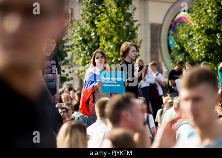 Moskau, Russland. 9. September 2018. Eine junge Frau hält ein Schild mit der Aufschrift "Wir Sind Sie müde. Zeigen einige Verständnis." Während der Kundgebung gegen die Regierung in Moskau, wo Russische oppositionelle Aktivisten versammelten Groll über die bevorstehende Pension rentenreformkommission zum Ausdruck zu bringen. Credit: Roman Chukanov/Alamy leben Nachrichten Stockfoto