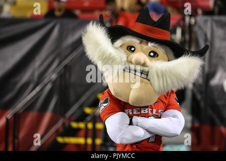 Las Vegas, NV, USA. 8. Sep 2018. Die UNLV Rebellen Maskottchen "Hey Reb!'' an der Seitenlinie während der NCAA Football Spiel zwischen der UTEP Miners und die UNLV Rebellen bei Sam Boyd Stadium in Las Vegas, NV. Die UNLV Rebellen besiegten die UTEP Miners 52 bis 24. Christopher Trim/CSM/Alamy leben Nachrichten Stockfoto