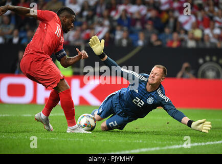 Jefferson Farfan von Peru (l) gegen Torwart Treber - Andre ter Stegen Deutschland (GER) GES/Fußball/Freundschaftsspiele: Deutschland - Peru, 09.09.2018 Fußball: Testspiel: Deutschland vs Peru, Sinsheim, September 9, 2018 | Verwendung weltweit Stockfoto