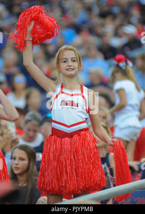 Oxford, MS, USA. 08 Sep, 2018. Eine junge Ole Fräulein Ventilator feiert einen Touchdown während der NCAA DI Spiel an - Vaught Hemingway Stadium in Oxford, MS. Ole Fräulein besiegt SIU, 76-41. Kevin Langley/CSM/Alamy leben Nachrichten Stockfoto